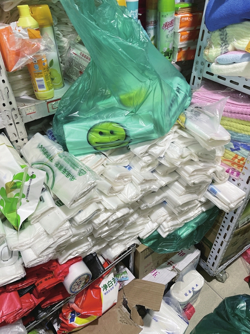 “最严限塑令”月考，喜忧参半 中小型超市大多仍在用不可降解塑料袋